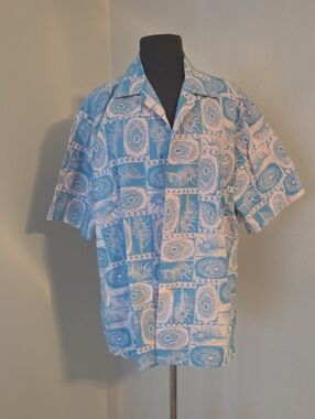 Men's Short-Sleeve Casual Button-Down Shirt in Light Blue and Cream Pattern